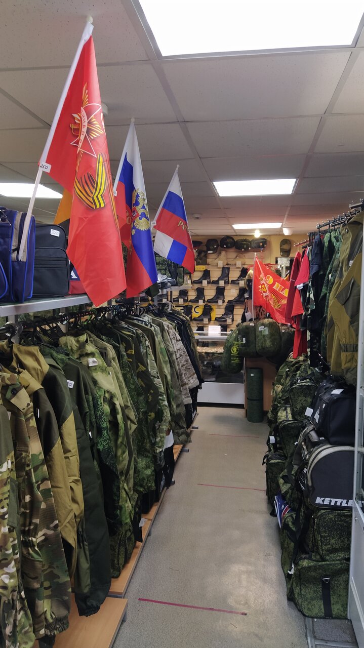 Ассортимент товаров армейского магазина "Дембель" на Школьной в Мулино