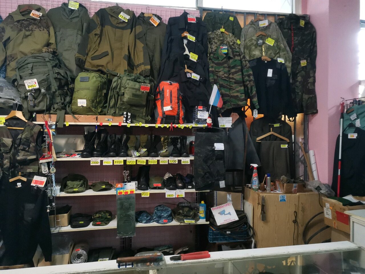 Ассортимент магазина снаряжения и спецодежды на Московском проспекте в Калининграде