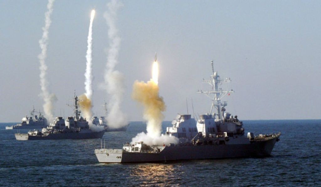Корабли Каспийской флотилии проводят запуск ракет