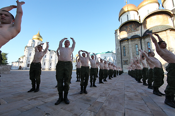 Утренняя зарядка в Президентском полку ФСО отличается от других частей разве что окружающей архитектурой с видом на Кремль