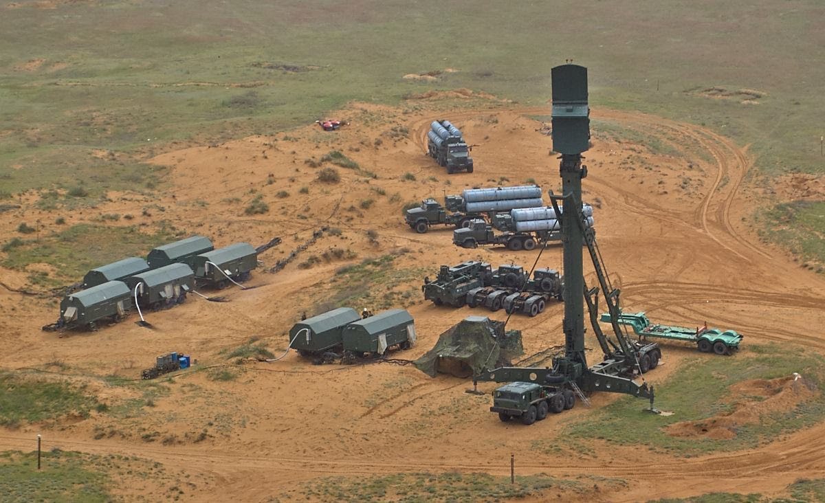 Комплексы ПВО С-300 и "Панцирь-С" на полигоне в Ашулуке