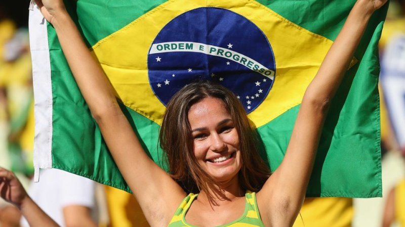 Горячие болельщицы сборной Бразилии по футболу с национальными флагами