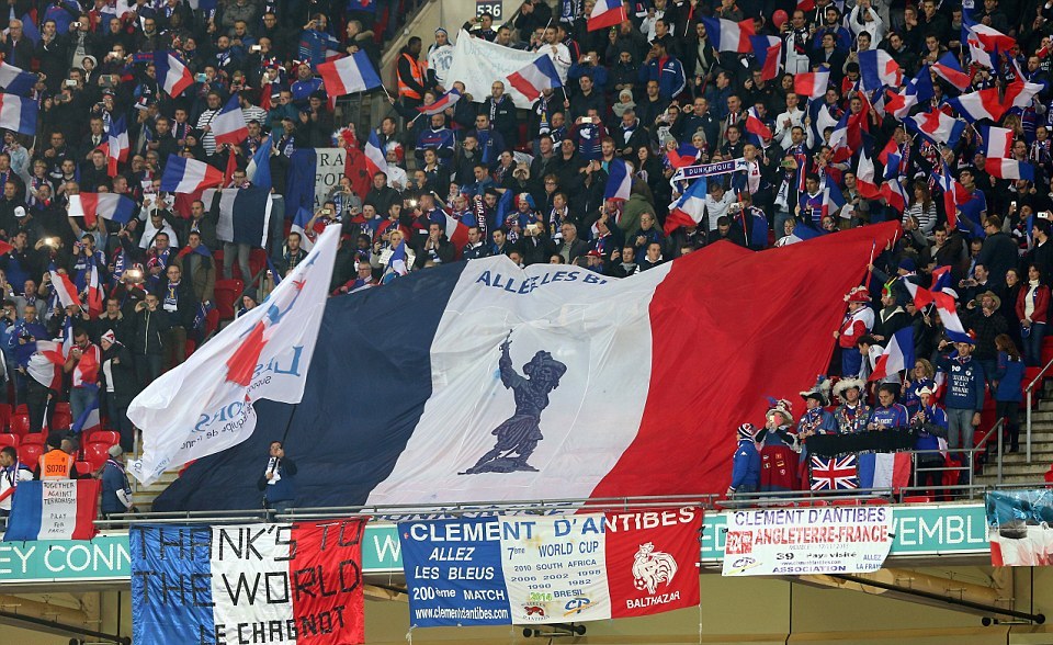 Любая атрибутика в цветах флага Франции с доставкой к чемпионату мира по футболу в интернет-магазине Военпро