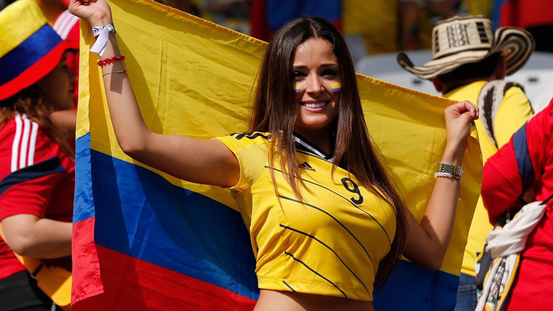 Фанатка сборной Колумбии по футболу с национальным флагом