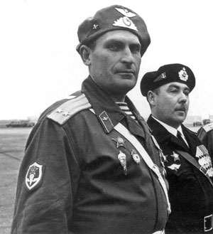 Подполковник в форме ВДВ СССР
