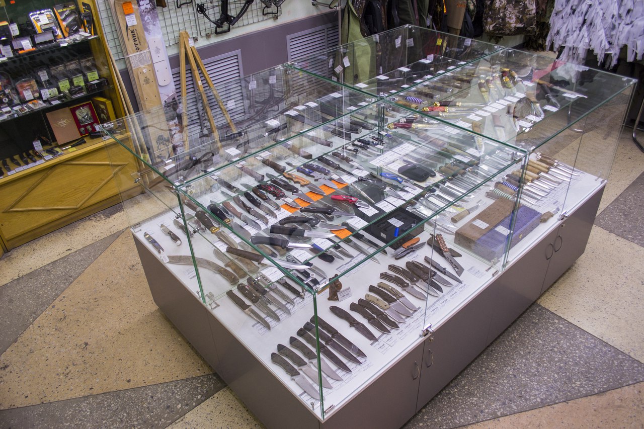 Ассортимент ножей в оружейном магазине "Царская охота" на Ленина в Челябинске