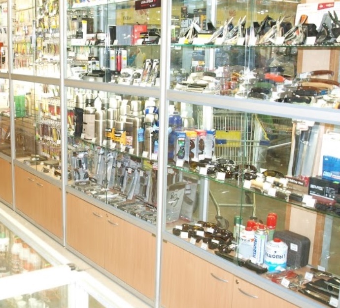 Ножи и мультитулы в магазине "Рыбачок" на Шекснинском в Череповце