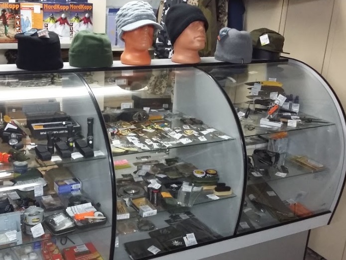 Ножи и другие товары в магазине снаряжения "Хаки" на Победы в Череповце