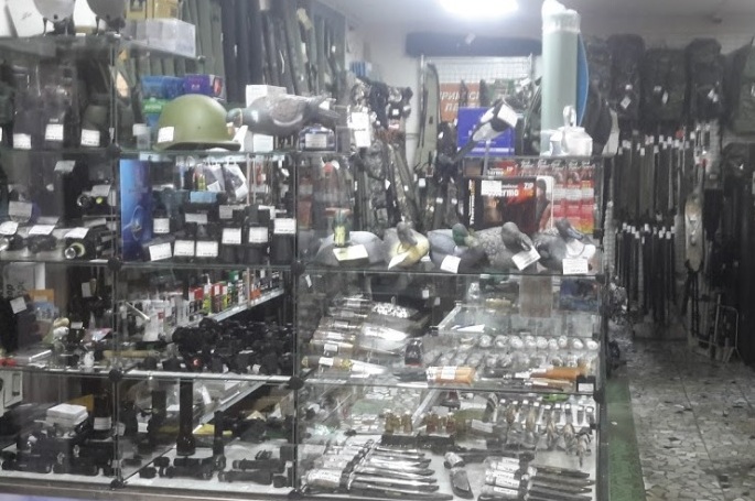 Ножи и другие товары в магазине "Комбат" на Парковой в Череповце