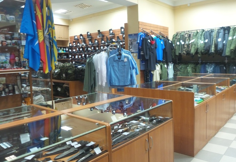 Ножи, одежда и другие товары в магазине "Витязь" на Чкалова в Чите