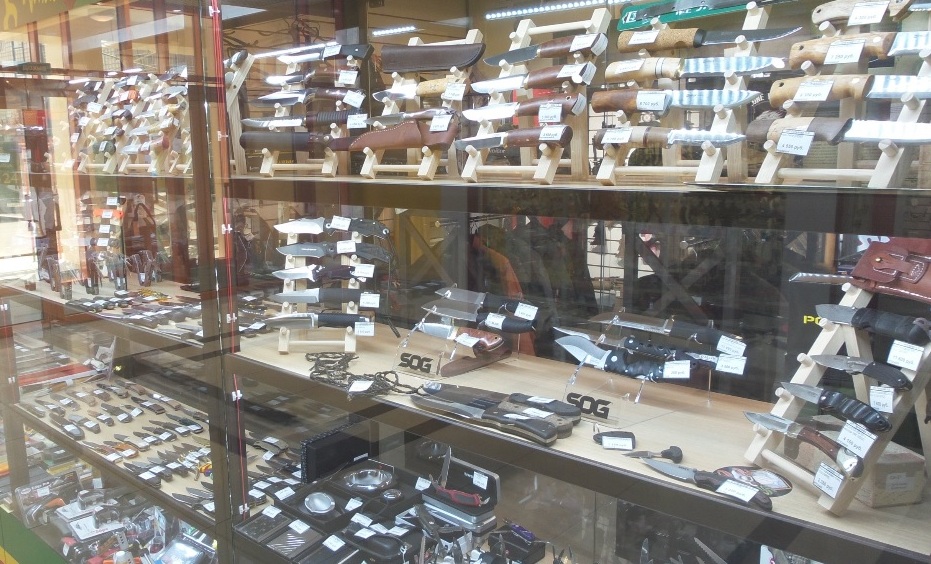Широкий ассортимент ножей в магазине "Абориген" на Вахова в Хабаровске