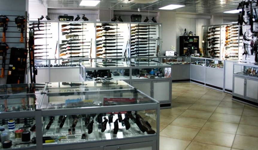 Ножи в оружейном магазине "Арсенал" в Иркутске