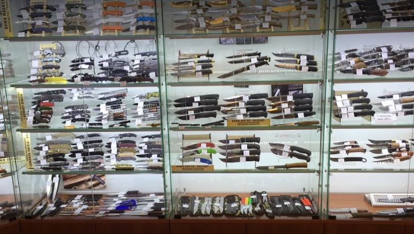 Ножи в оружейном магазине "Винчестер" на Черняховского в Калининграде
