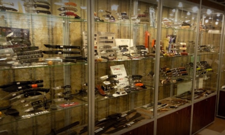 Широкий ассортимент ножей в магазине "Стилет" на проспекте Мира в Калининграде