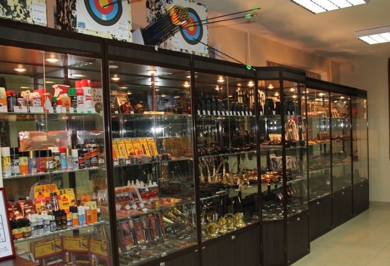 Ножи и другие товары в магазине "Охота" на Тульской в Калуге