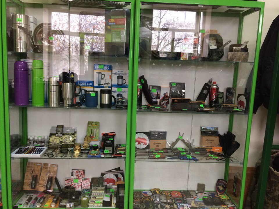 Ножи и другие товары в магазине "Военный склад стран мира" на Дзержинского в Калуге