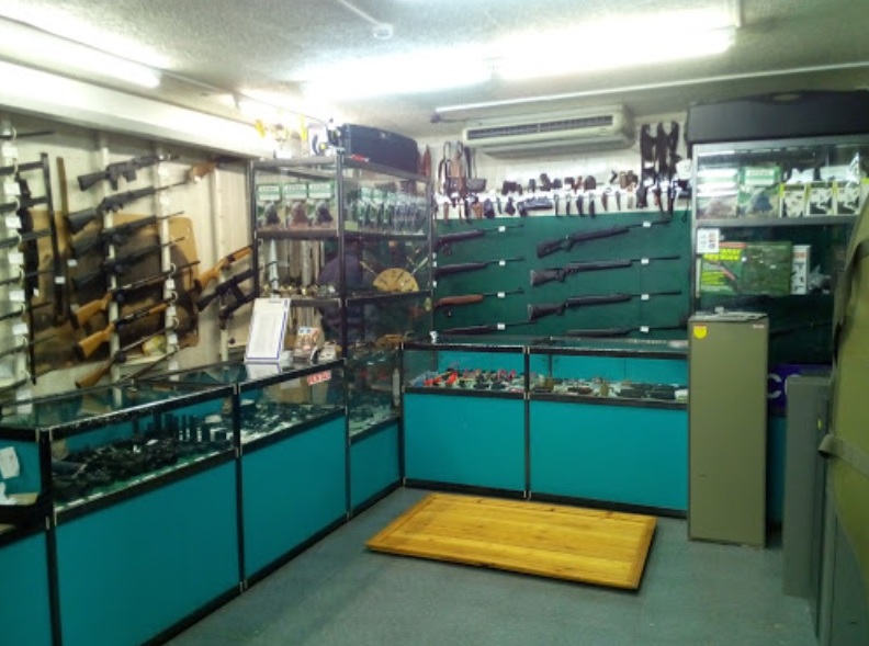 Ножи и другие товары в оружейном магазине "Стрелок" на Островского в Кемерово