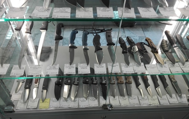 Ассортимент ножей в магазине "Тигр" в Красноярске
