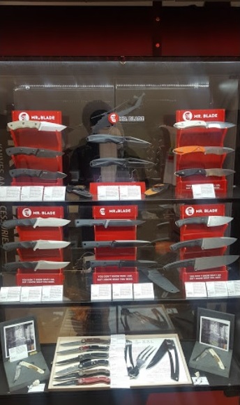 Витрина ножей в магазине Mr. Blade в Махачкале