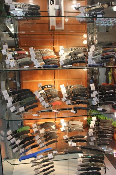Ножи в оружейном магазине "Супер арбалет" на Сущевской в Москве
