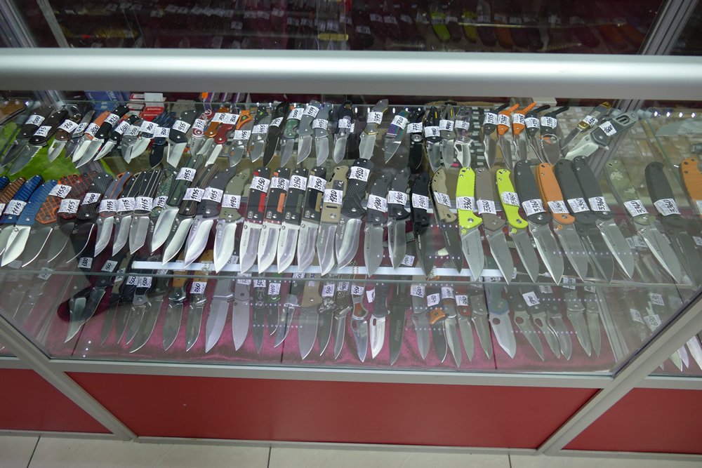 Выбор ножей в магазине "Красный дракон" на Сущевском валу в Москве