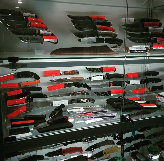 Выбор ножей в магазине Air Gun на Шарикоподшипниковской в Москве