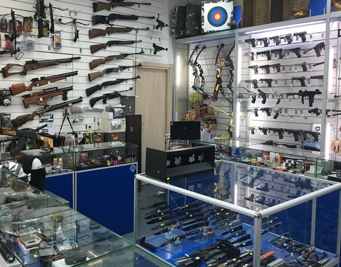 Ножи в оружейном магазине "Прицелься" в ТВЦ "Горбушкин Двор" в Москве