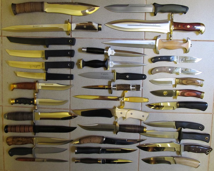 Различные ножи в магазине Arsenator на Щелковском шоссе в Москве