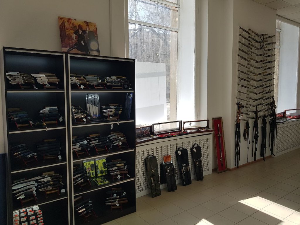 Большой выбор различных ножей в магазине Али Аскерова на Щербаковской в Москве