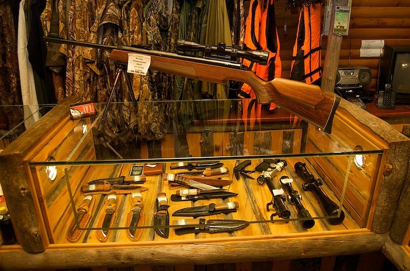 Ножи и другие товары в оружейном салоне "Кречет" в Мурманске
