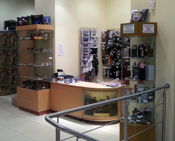Ножи и другие товары в магазине экипировки "Сплав" на Челюскинцев в Мурманске