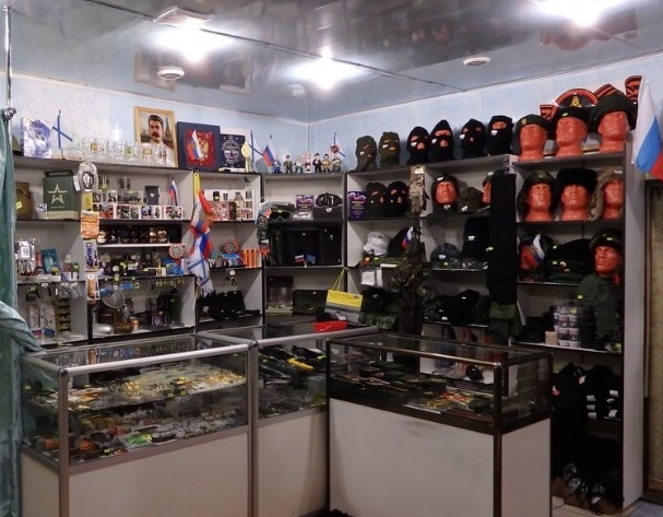 Ножи и другие товары в армейском магазине "Военмаг" на Мира в Заполярном