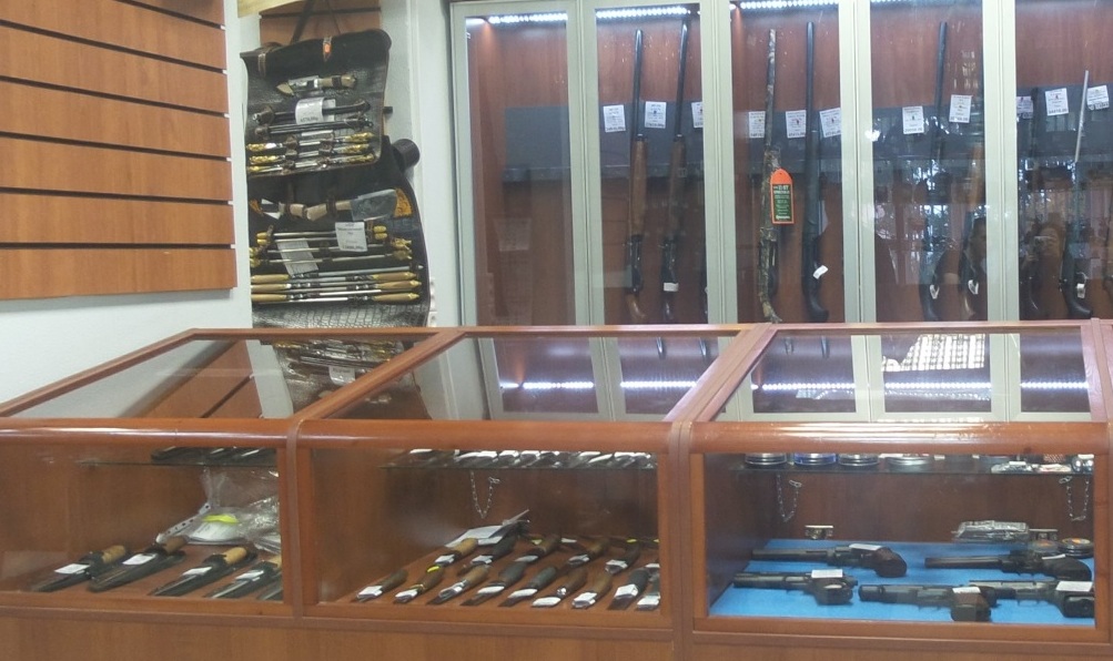Ножи и другие товары в магазине "Кольский оружейный дом" на Челюскинцев в Мурманске