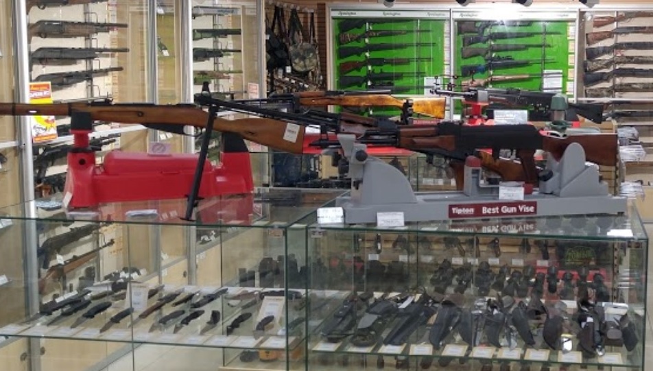 Ножи и оружие в магазине "ОхотАктив" на Ленина в Мурманске