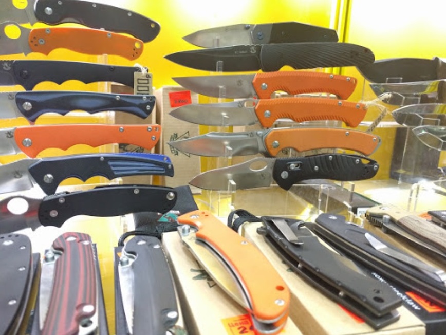 Ассортимент складных ножей в магазине Ledcore на Ильинской в Нижнем Новгороде