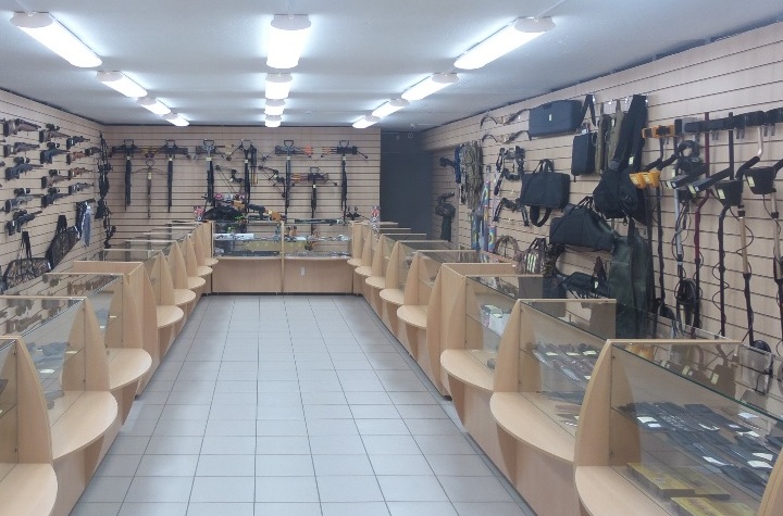 Ножи и другие товары в оружейном магазине "Ворошиловский стрелок" на Циолковского в Рязани