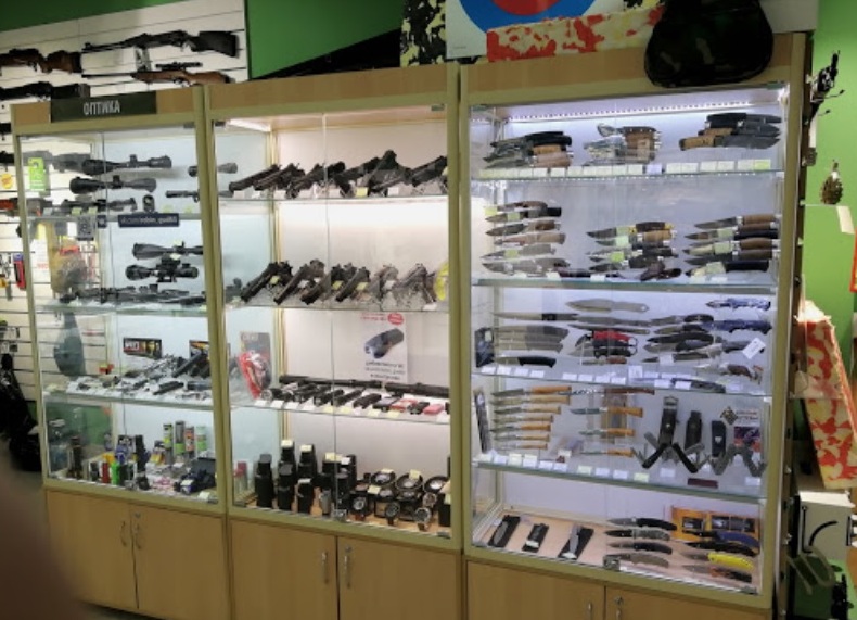 Витрина с ножами в магазине "Робин Гуд" на Московском шоссе в Самаре