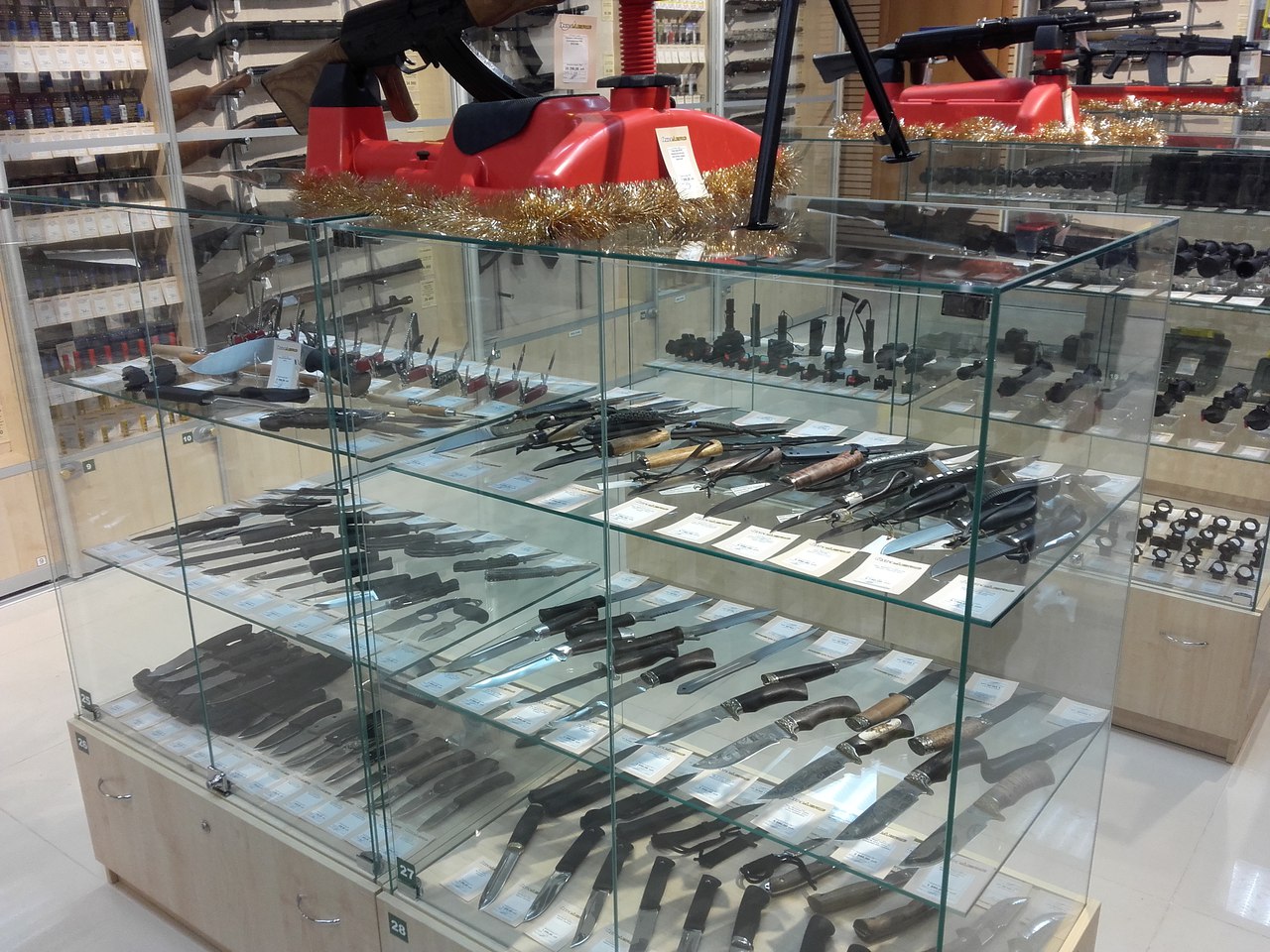 Широкий выбор ножей в магазине "Охотактив" на Московском шоссе в Самаре