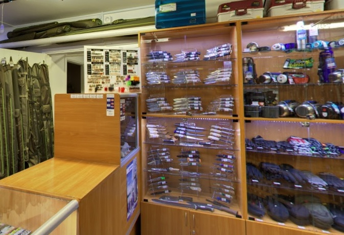Ножи и другие товары в магазине "Избушка рыбака" на Луначарского в Санкт-Петербурге