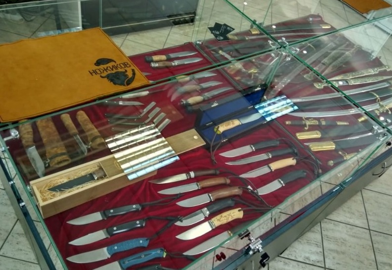 Ассортимент ножей в магазине "Ножиков" на Пушкинской в Санкт-Петербурге
