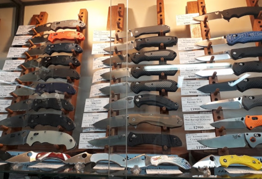 Складные ножи в магазине "Путник" на Индустриальном в Санкт-Петербурге
