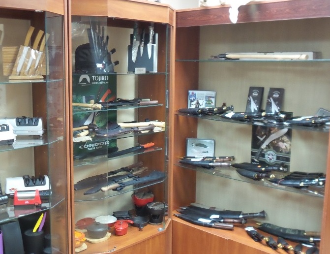 Различные ножи, мачете и кукри в магазине Yanagiba на Лиговском в Санкт-Петербурге