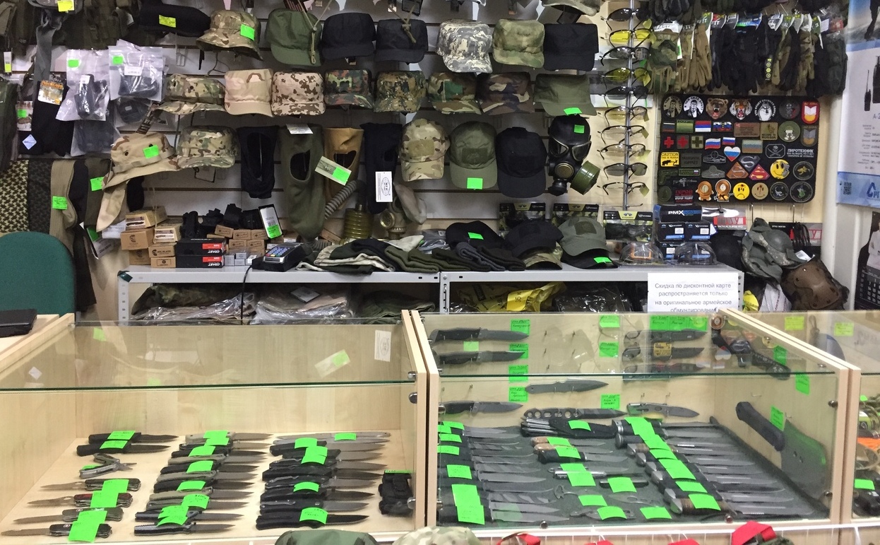 Ножи, экипировка и снаряжение в магазине "Флектарн" на Коммунистической в Саранске