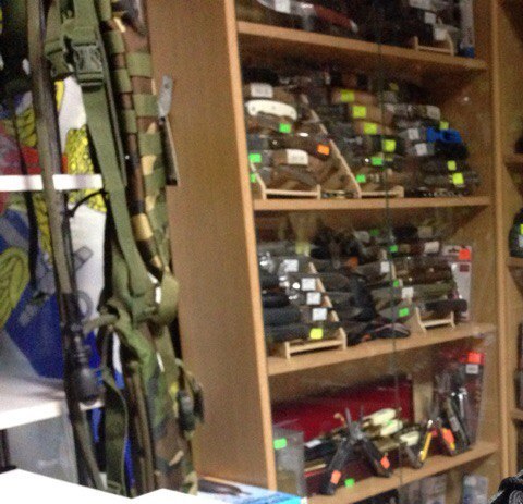 Ножи и другие товары в армейском магазине "Честь имею" на улице Героев Севастополя