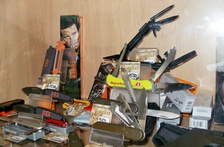 Ножи и мультитулы в магазине "Булат" на Гоголя в Севастополе