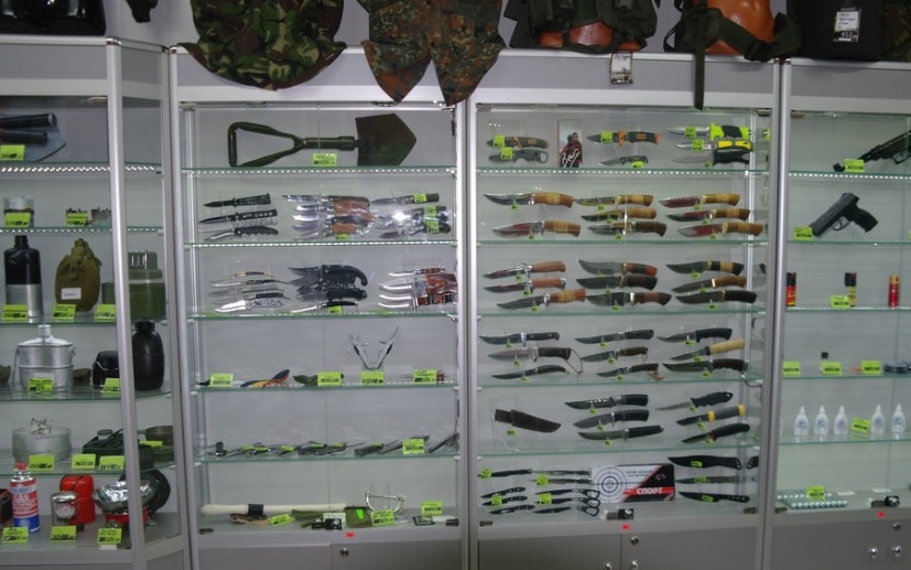 Ассортимент ножей и других товаров в магазине "Сталкер" на Желябова в Смоленске