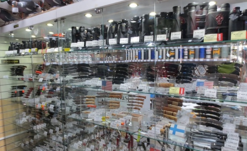 Ножи, мультитулы и другие товары в магазине сети "Мир охоты" на Батумском шоссе в Сочи (Дагомыс)