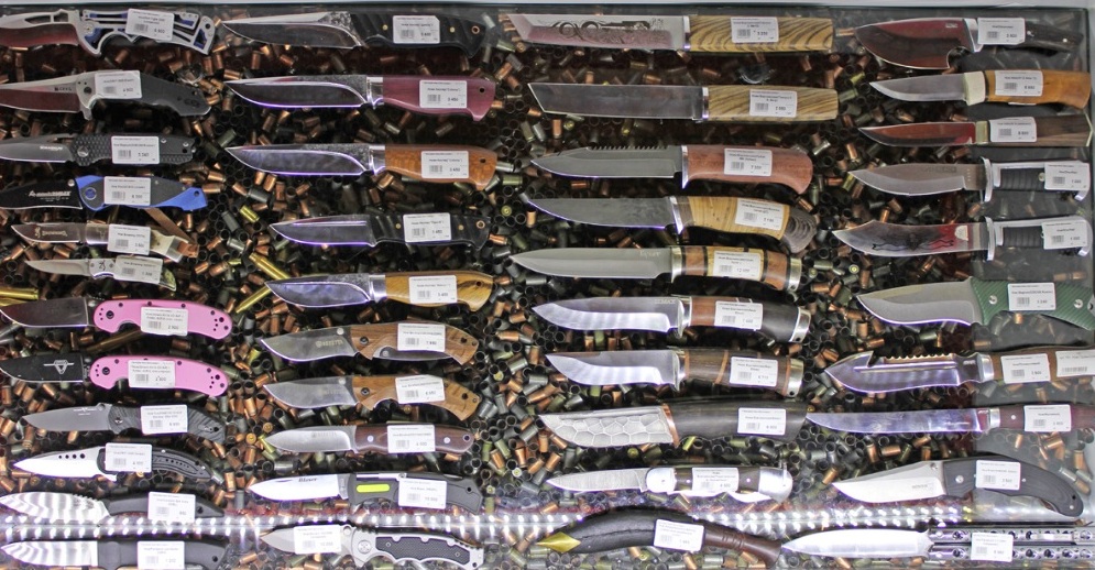 Ножи в магазине оружия "Беркут-2" на Пролетарском в Сургуте