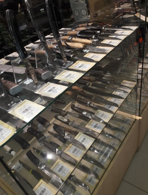 Широкий ассортимент ножей в магазине "Охотактив" на Минаева в Ульяновске