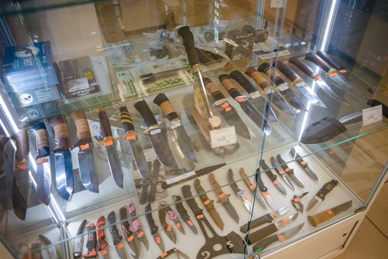 Витрина ножей в магазине "Оружейник" на улице Кима в Волгограде